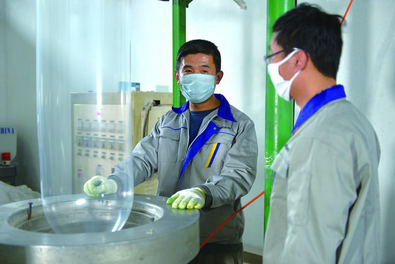 Xinming technical staff in transparent masterbatch blowing test